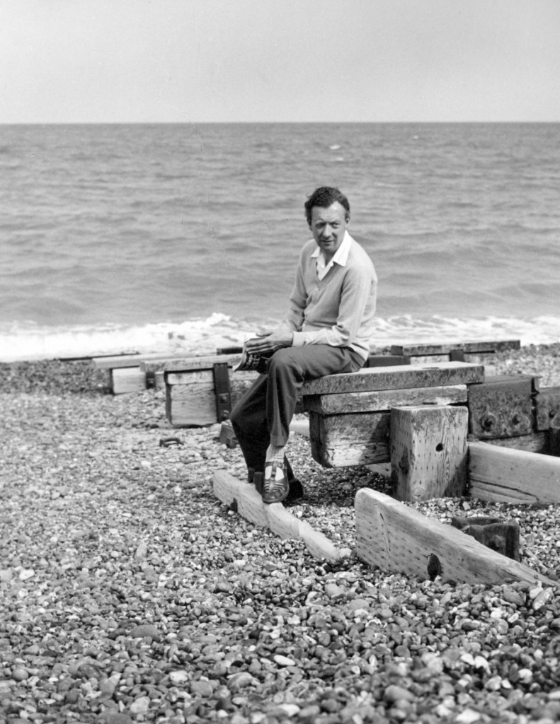 Britten en Aldeburgh Beach en 1959. Photo by Hans Wild.  Imagen: Britten-Pears Foundation, http://www.brittenpears.org