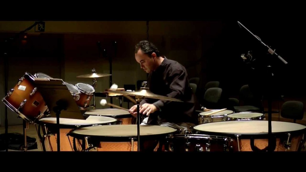 Javier Eguilleor, uno de los solistas de timbales del concierto de Philip Glass.  Foto: extraída de Youtube