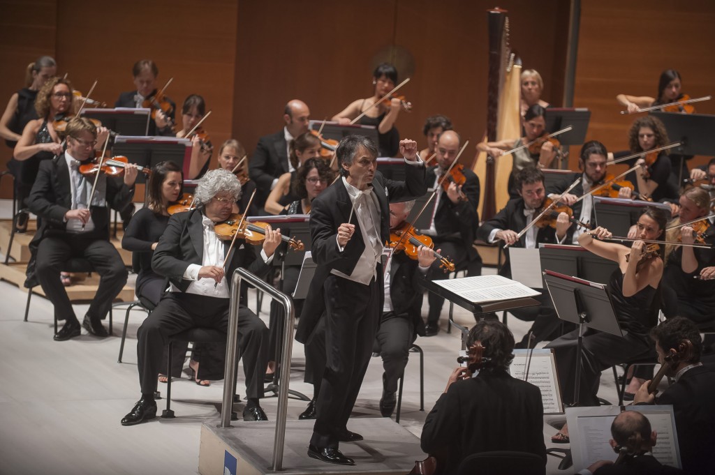 Jun Märkl dirigiendo a la OSE en el programa que la orquesta dedicó a Mahler, Ravel y Messiaen Foto: OSE / 