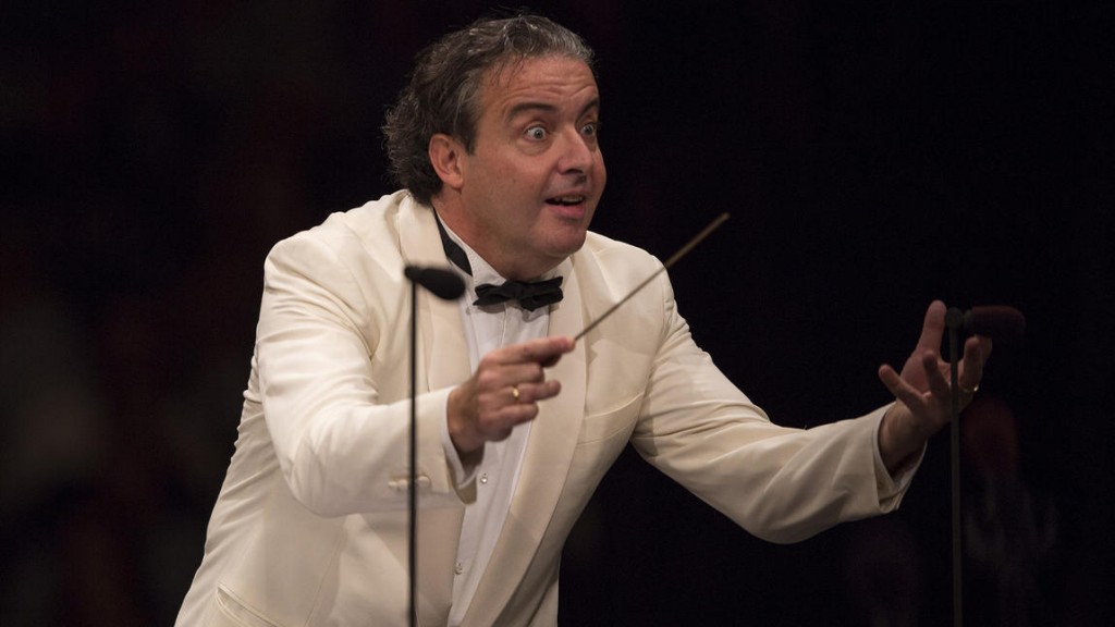 Juanjo Mena dirigiendo la Los Angeles Philharmonic en septiembre 2014. Foto: Gina Ferazzi / Los Angeles Times