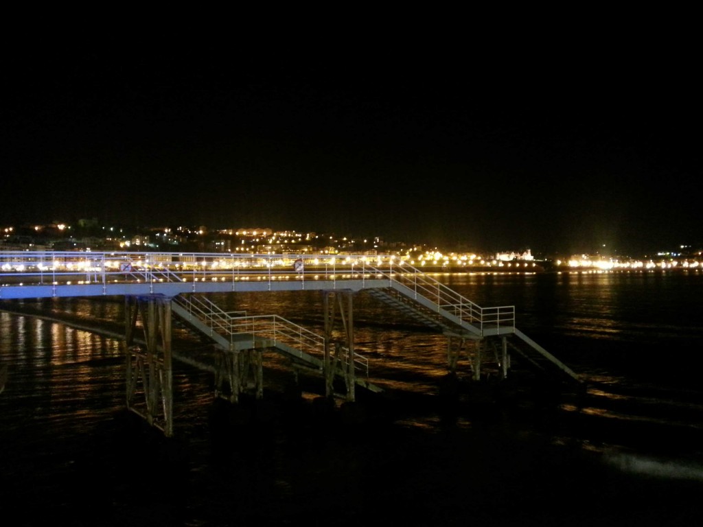 Un buen bocadillo de tortilla de bacalao del Juantxo mientras se contempla desde el muelle la belleza de la bahía. Sugerencia y foto: Pablo Cepeda.