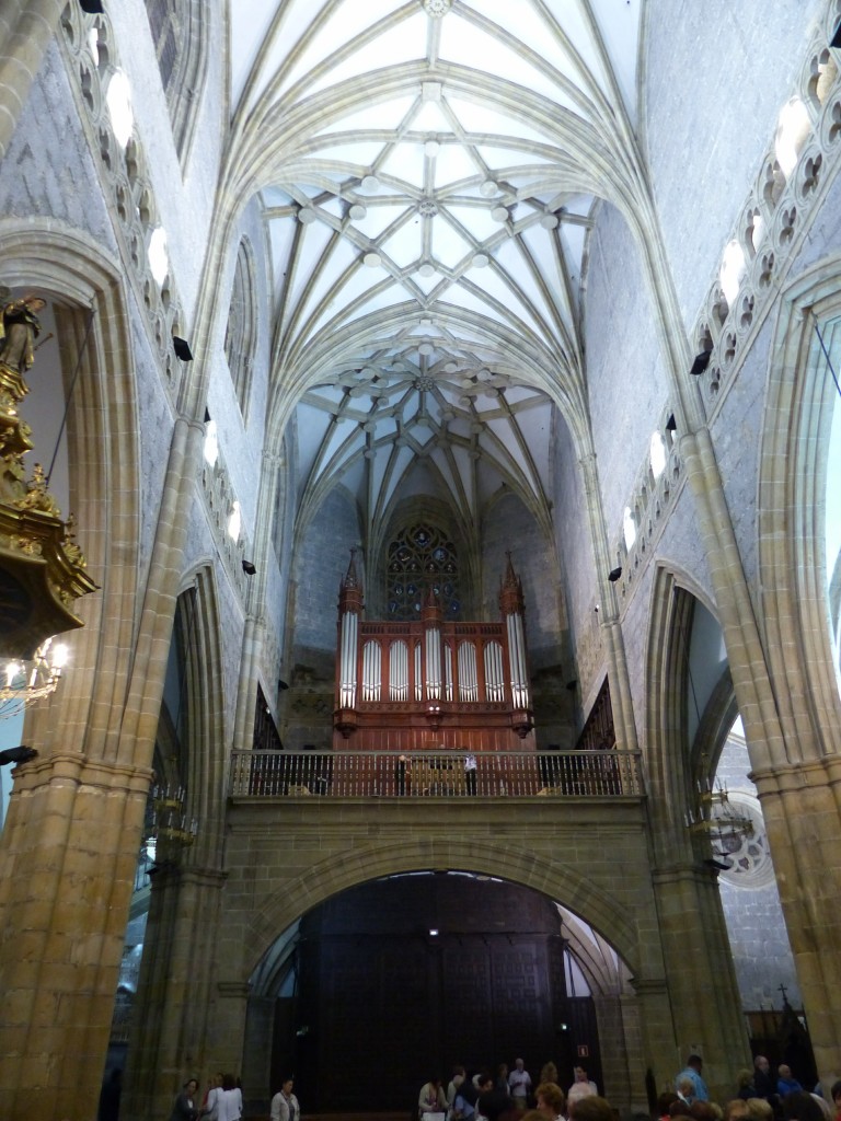 El organista Gerardo Rifón, ante el órgano de la basílica. Foto: ©Pablo Cepeda