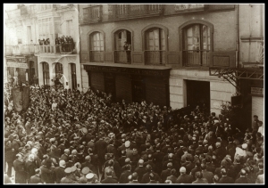 MULTITUD CONGREGADA EN EL ENTIERRO DE J.M. USANDIZAGA A SU PASO POR LA CALLE GARIBAY WWW.ERESBIL.COM