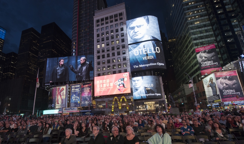 Una multitud sigue la inauguración de la temporada del Met en Times Square, Nueva York