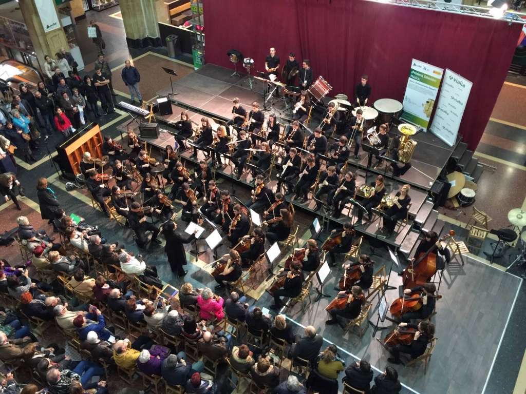 Alumnos y alumnas del Conservatorio de Bilbao, en concierto en la estación de Abando. Foto: Conservatorio J.C. Arriaga 