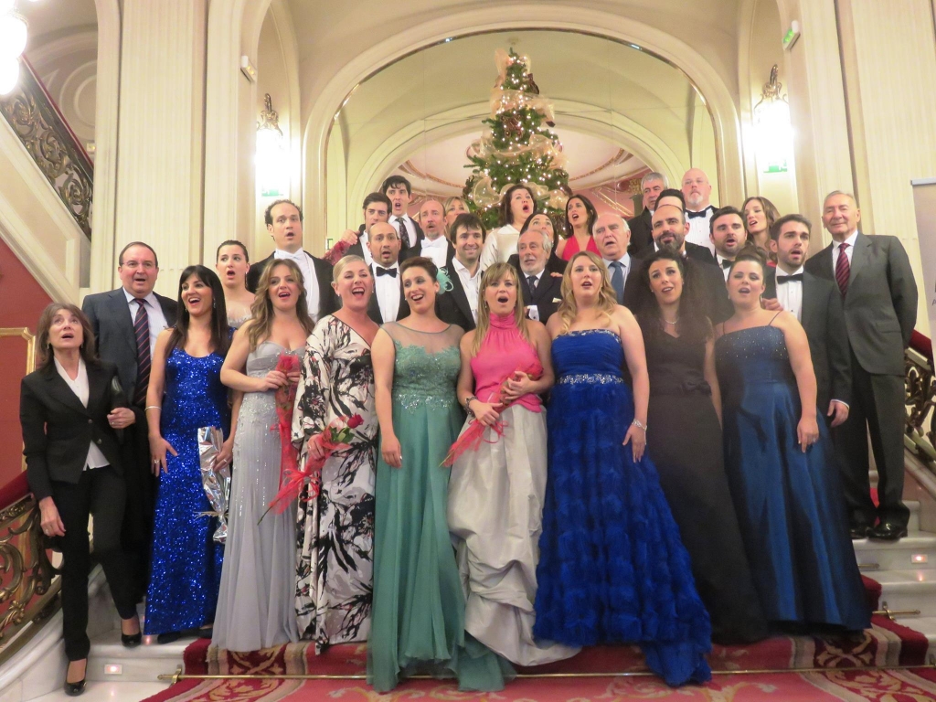 Intervinientes y miembros del último concierto de AMAK en la escalera principal del Arriaga Antzokia. Foto: AMAK