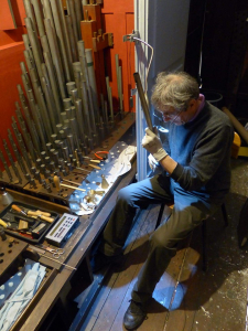 El organero y musicólogo Michel Jurine durante los trabajos finales de armonización de la tubería del órgano Cavaillé-Coll de la Basílica de Begoña (1884). Foto: Pablo Cepeda